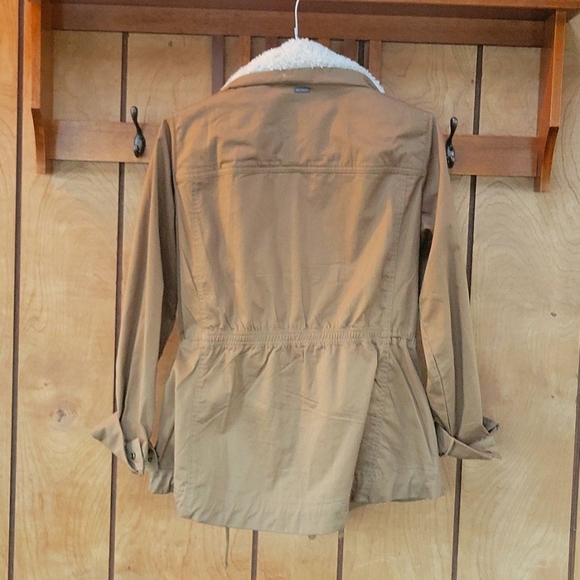 Woman's Columbia Light Weight Spring Jacket - Picture 3 of 5